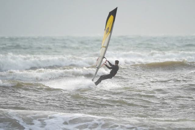 <p>Oglądaj: Ludzie uprawiają kitesurfing i windsurfing na plaży Avon, gdy sztorm Gerrit uderza w Wielką Brytanię.</p>